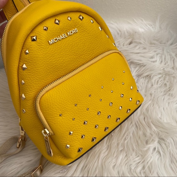 Firm ✨Michael Kors convertible Erin backpack - Picture 8 of 15